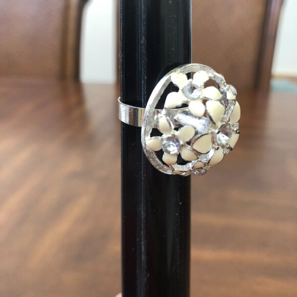Vintage COSTUME STATEMENT Cocktail White Enamel Flowers RING Rhinestones Size 10 - Picture 6 of 10